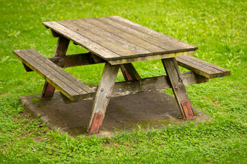 Mesa de picnic en un prado verde
