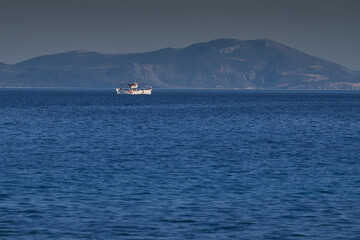 Fischerboot, Abendstimmung vor der Halbinsel Methana, Saronischer Golf, Peloponnes, Griechenland.