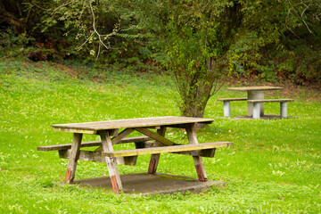 Mesas de picnic en un prado verde