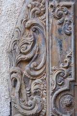 Detalle grabado en una puerta de madera