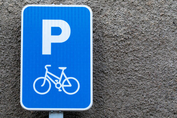 Señal de parking (aparcamiento) de bicicletats en una calle