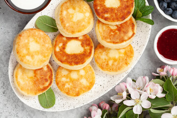 Cottage pancakes with jam, sour cream and berries