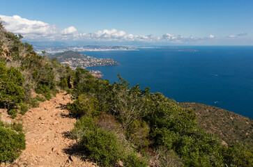 Vue depuis le Cap Roux à Saint-Raphaël sur la Côte d'Azur avec la Mer Méditerranée, la...