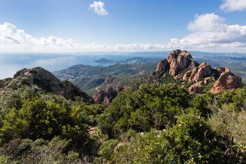 Vue depuis le Cap Roux à Saint-Raphaël sur la Côte d'Azur avec la Mer Méditerranée, la...