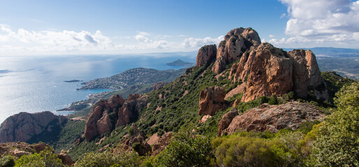 Vue depuis le Cap Roux à Saint-Raphaël sur la Côte d'Azur avec la Mer Méditerranée, la Corniche d’Or et les calanques de l’Estérel