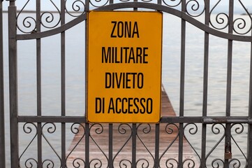 Yellow sign that reads in Italian 