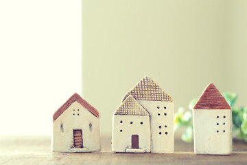 家の模型とマイホームの設計図のイメージ