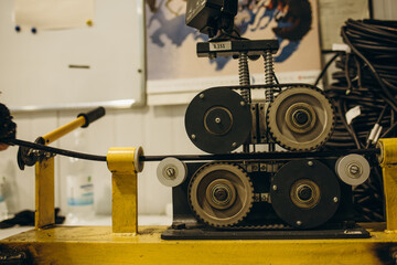 Device for feeding measuring cable, cutting, stripping, crimping machine for industrial works