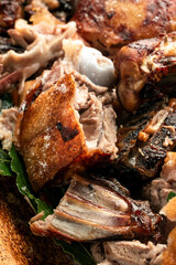 Maialetto arrosto con cotenna croccante in primo piano, tipico cibo della cucina sarda, cibo italiano 