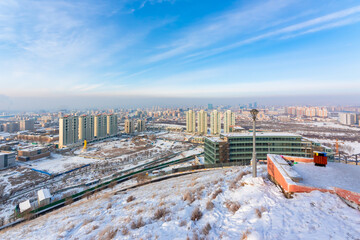 真冬のモンゴルで見た、雪に覆われるウランバートル市街地の風景と青空