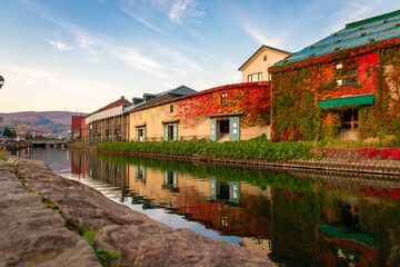 Naklejka na ściany i meble 秋の小樽運河の風景と、夕焼けが近づく青空
