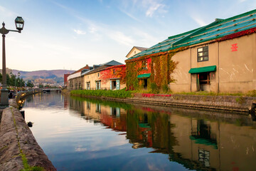 Fototapeta na wymiar 秋の小樽運河の風景と、夕焼けが近づく青空