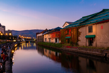 Fototapeta na wymiar ライトアップされる小樽運河周辺の風景と夕焼けの空