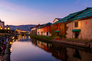 Fototapeta na wymiar ライトアップされる小樽運河周辺の風景と夕焼けの空