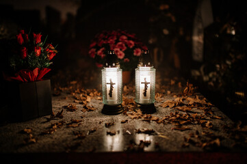 Palące się znicze na cmentarzu © rozentuzjazmowany