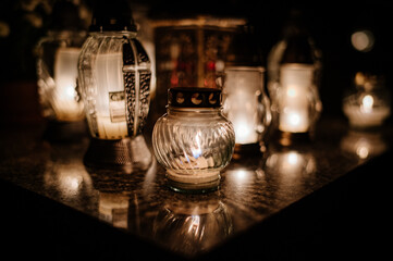 Palące się znicze na cmentarzu © rozentuzjazmowany