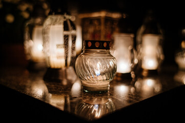 Palące się znicze na cmentarzu © rozentuzjazmowany