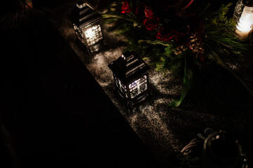 Palące się znicze na cmentarzu © rozentuzjazmowany