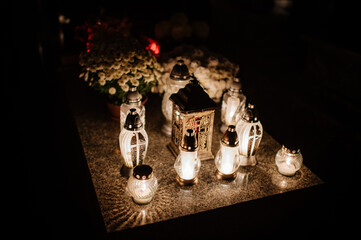 Palące się znicze na cmentarzu © rozentuzjazmowany