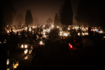 Cmentarz noc i mgła