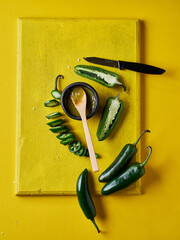 Pmimientos verdes mexicanos en fondo amarillos