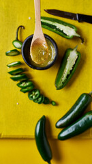 Pmimientos verdes mexicanos en fondo amarillos