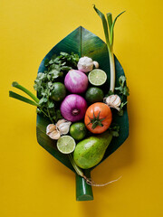 Ingredientes mexicanos en fondo amarillos sobre oja de platano