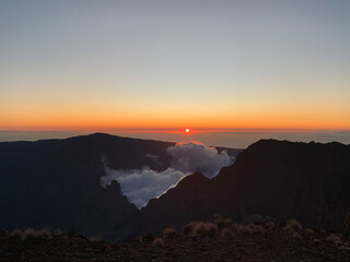 Coucher de soleil au sommet du Piton des neiges sur l'île de la Réunion