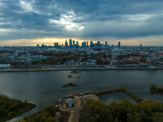 widok na panoramę Warszawy w pochmurny dzień, budowa mostu/ kładki z Pragi do Bulwarów Wiślanych