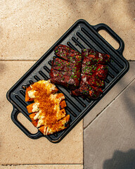 Costillas ahumadas por 16 horas y asadas al carbon en fondo de ceramica