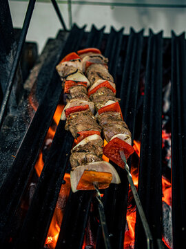 Pinchos de carnero crudo