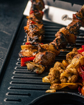 detalle de pinchos de carnero