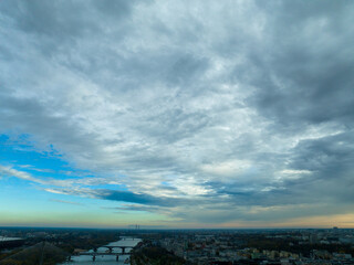 widok na panoramę Warszawy w pochmurny dzień, zachód słońca
