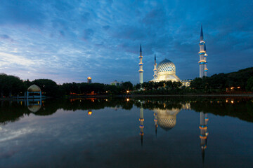 Fototapeta na wymiar The Sultan Salahuddin Abdul Aziz Shah Mosque is the state mosque of Selangor, Malaysia. It is located near Shah Alam Lake Garden (Taman Tasik Shah Alam). It is the country's largest mosque.