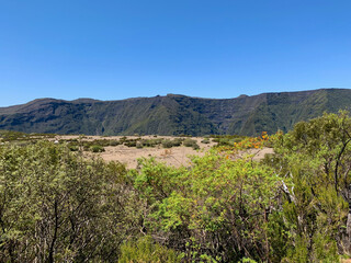 Fototapeta na wymiar Paysage montagneux sur l'île de la Réunion, sentier du GRR2