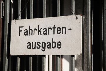 Deutsches Schild für den Verkauf von Fahrkarten