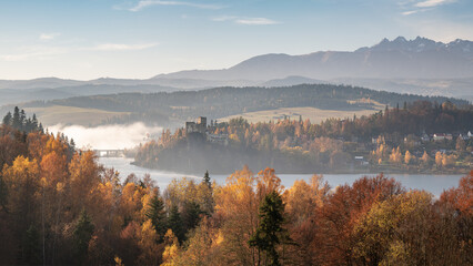 Czorsztyn i zamek Niedzica w Pieninach - jesień i mgła - 542930156