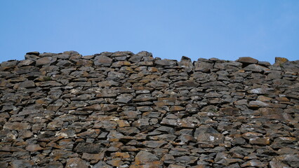 Mur en pierres volcaniques. Château de Murol, Auvergne, France