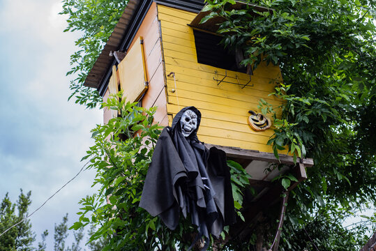 Casita del &aacute;rbol decorada para Halloween