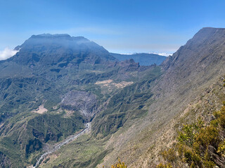 Fototapeta premium Sentier entre le col du Maïdo et le Grand Bénare sur l'île de la Réunion