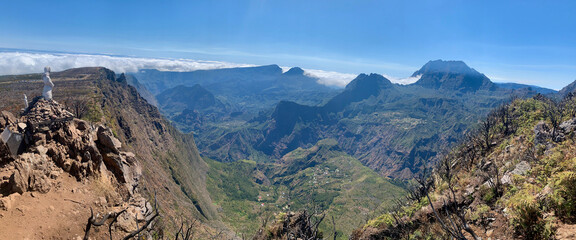 Obraz premium Vue sur le cirque de Mafate depuis le col du Maïdo sur l'île de la Réunion