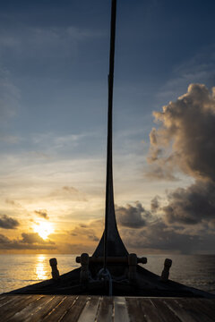 Blick auf die untergehende Abendsonne (Sonnenuntergang) auf den Malediven im indischen Ozean, fotografiert von einer traditionellen Dhoni (Boot)
