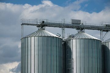 Grain silo with conveyor belts and pipes