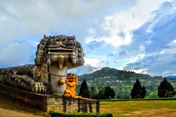 Estatuas de dragones en el norte de Tailandia
