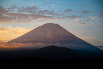 Fototapeta premium 雪化粧した富士山