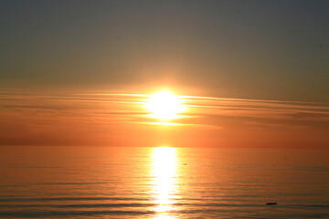 Fototapeta premium Sunsetting sky above calm sea during the dusk. Selective focus
