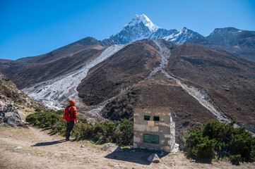 Toerist op zoek naar Mt.Ama Dablam, een van de adembenemende toppen van de Himalaya op weg naar het dorp Dingboche, Nepal.