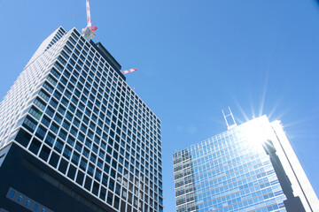 青空と建設中のビル