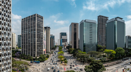 Vista aérea do cruzamento das avenidas Faria Lima e Rebouças, na Vila Olimpia, São Paulo. - obrazy, fototapety, plakaty