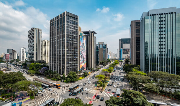 Aerial view of busy crossing of avenues Faria Lima and Rebou&ccedil;as, at Vila Olimpia, S&atilde;o Paulo.